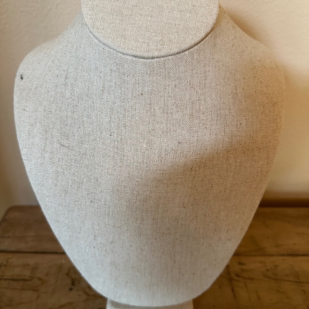 Neck form for jewelry display